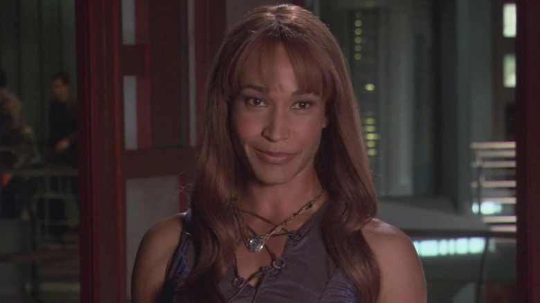 Rachel Luttrell as Teyla Emmagan, smirking on Stargate Atlantis