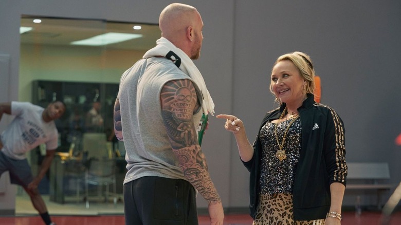 Bonnie Bugg (Nicole Sullivan) points at Travis Bugg (Chet Hanks) in Running Point