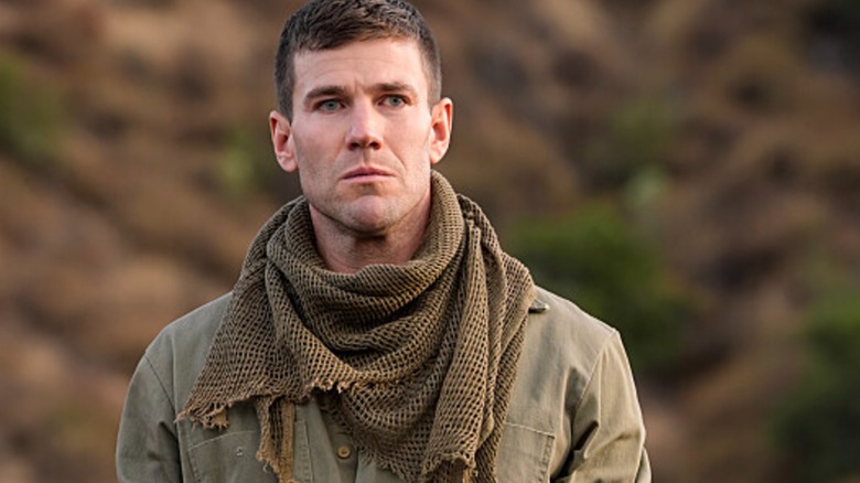 Austin Stowell's Jethro Gibbs terlihat suram dalam pakaian hijau camo di NCIS: Origins