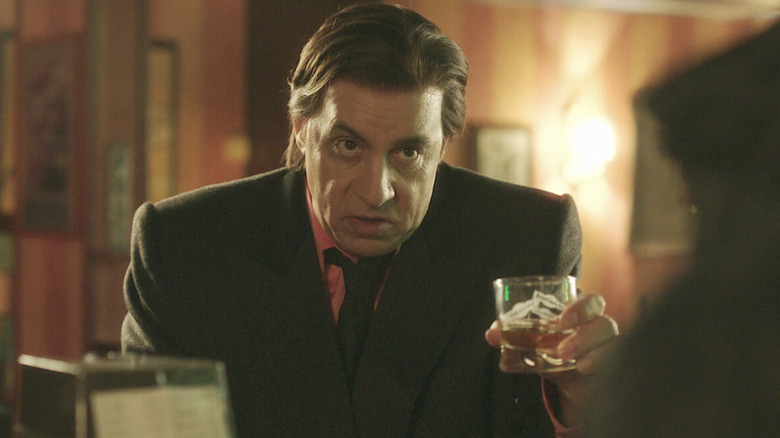 Frank Tagliano houdt een glas whisky vast in Lilyhammer