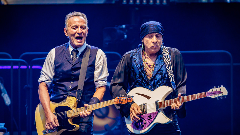 Bruce Springsteen en Steven Van Zandt spelen gitaar op het podium