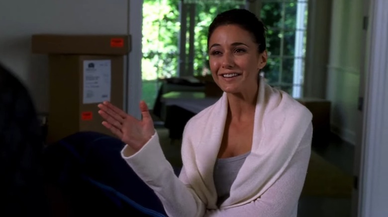 Emmanuelle Chriqui as Sloan McQuewick smiling and gesturing on Entourage