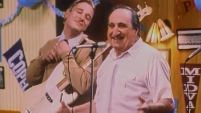 Al Molinaro reprising role of Al introducing Weezer in Buddy Holly music video