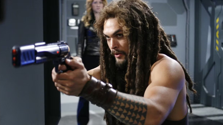 Jason Momoa as Ronon Dex, aiming a weapon on Stargate Atlantis