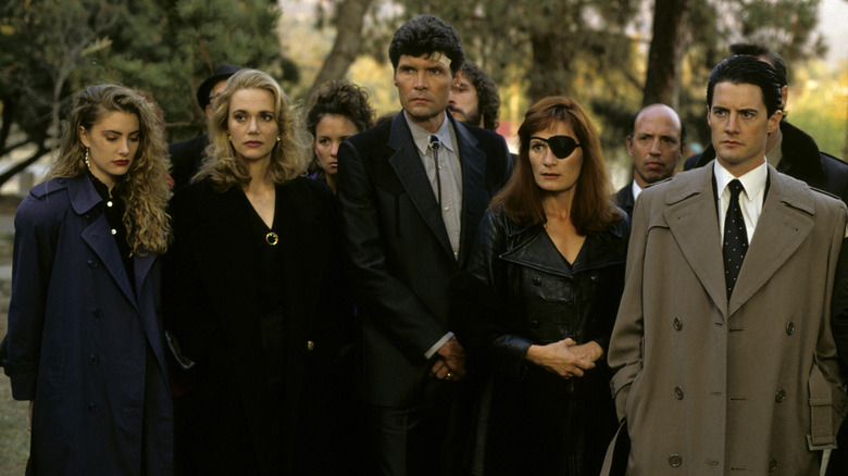 Kyle MacLachlan, Peggy Lipton, Everett McGill, Wendy Robie, and Mädchen Amick as Dale, Normal, Big Ed, Nadine, and Shelly at a funeral in Twin Peaks