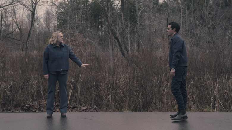 Max Minghella als Nick Blaine tegenover Elisabeth Moss terwijl June Osborne haar hand uitstrekt in een lege straat in The Handmaid's Tale