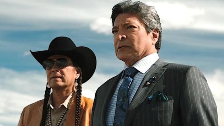 Thomas Rainwater luce erguido con traje de negocios en Yellowstone