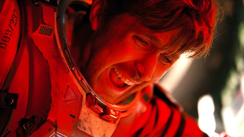 சிகப்பு விளக்கில் க்ரேஸ் கூச்சலிடும் க்ளோஸ் அப்