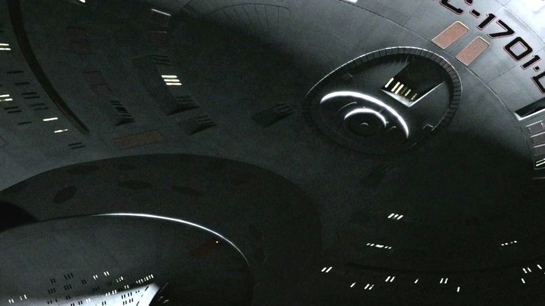 De onderkant van het schotelgedeelte van de USS Enterprise-D over Star Trek: The Next Generation