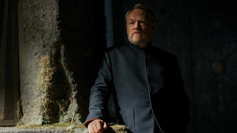 Hari Seldon (Jared Harris) com um travesseiro de pedra em Ignis