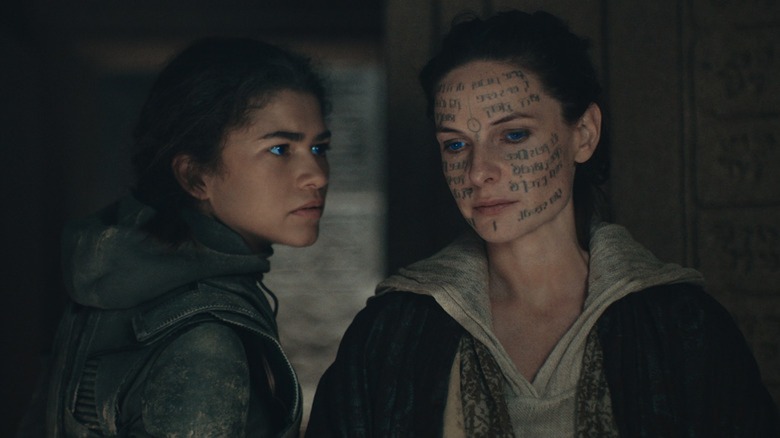Lady Jessica e Chani têm uma discussão sobre a cerimônia da água da vida em Dune: Parte Dois
