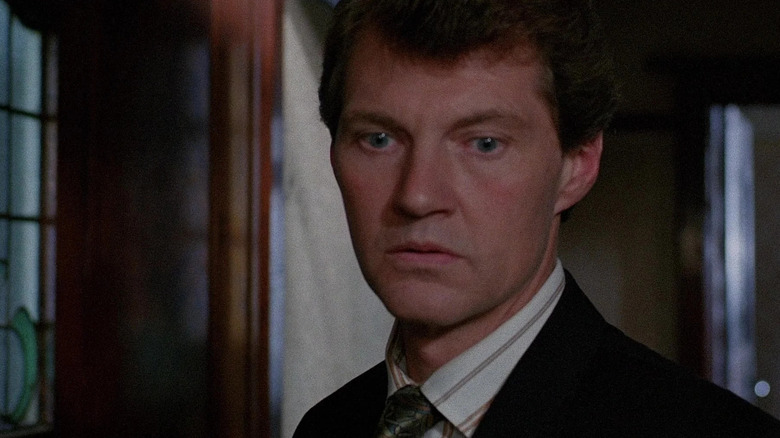 లారీ హెల్‌రైజర్‌లో ఏదో చూస్తున్నాడు