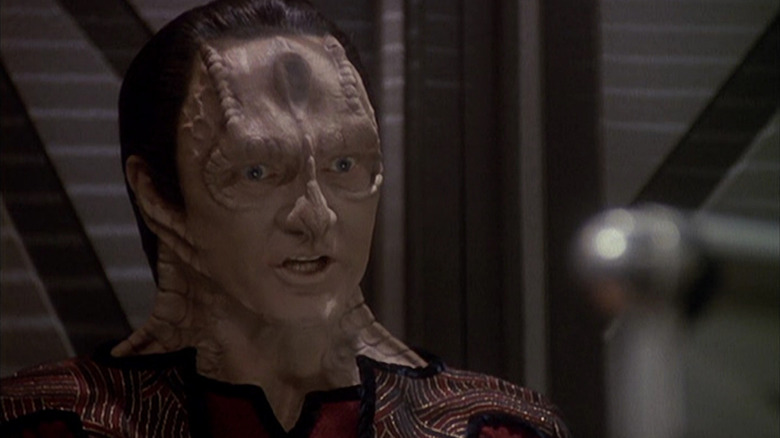 స్టార్ ట్రెక్: డీప్ స్పేస్ నైన్‌లో కమ్యూనికేషన్ స్క్రీన్‌ను చూస్తున్న గరాక్