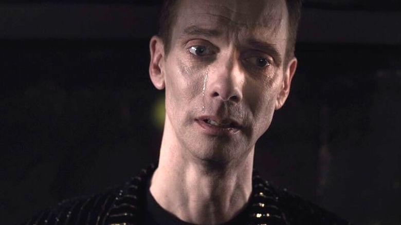 రోజర్ నార్త్ చివరిలో జాన్ డైస్‌లో ఏడుస్తున్నాడు