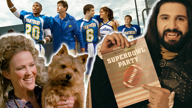 Cookie tenant Winky dans Best in Show, les Dillon Panthers de Friday Night Lights et Nandor tenant une invitation à une fête du Super Bowl sur What We Do in the Shadows