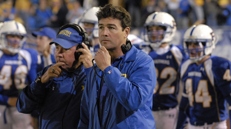 L'entraîneur Taylor en marge lors d'un match du Friday Night Lights