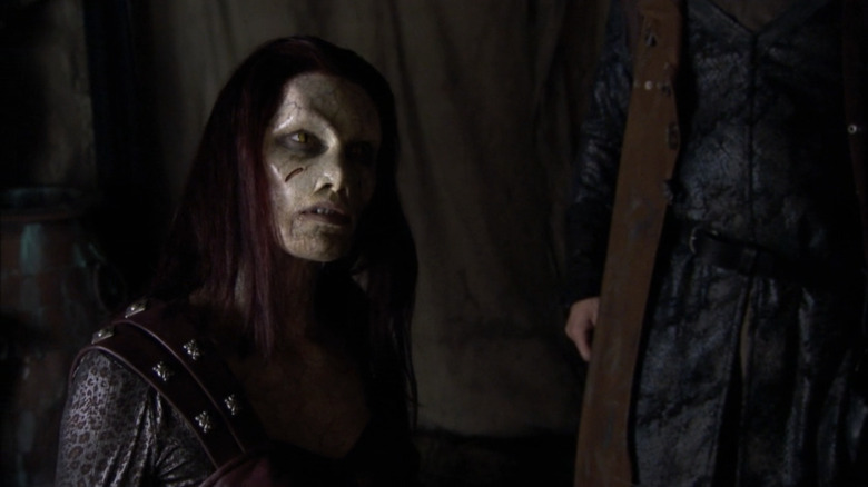 The Queen ofe Frizll Wraith looks at the top and is on the ground at Stargate Atlantis