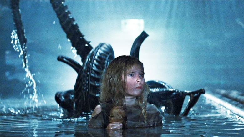 Xenomorph appearing behind Newt
