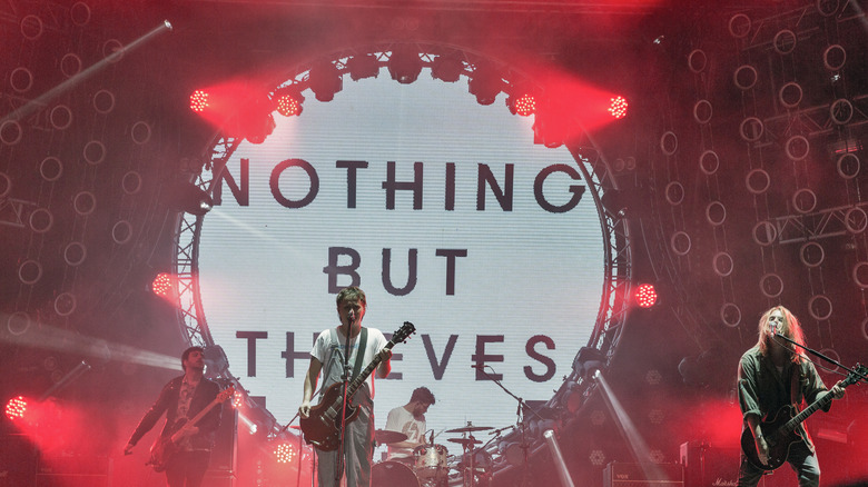 Nothing but Thieves treedt op tijdens een concert