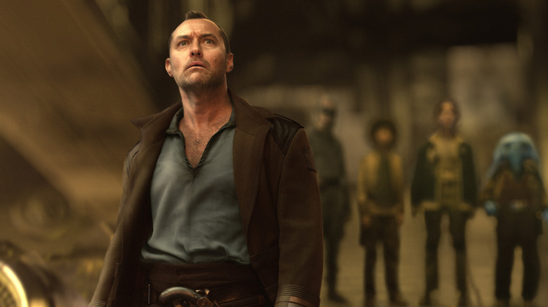 Jude Law as Jod walking down the ramp of his ship in Star Wars: Skeleton Crew