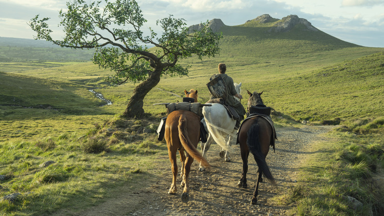 Peter Clavi in ​​the role of Sir Denkan rides a long horse across the countryside in the seven kingdoms knight