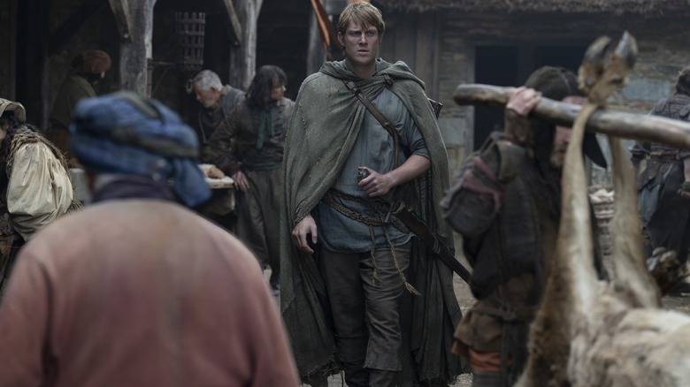 Peter Clavi in ​​the role of Dunkan walking in a crowded village in Persia of the Seven Kingdoms