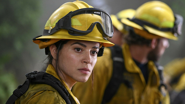 ஃபயர் கன்ட்ரியில் அக்கறையுள்ள முகத்துடன் கேப்ரியேலா பெரெஸாக ஸ்டீபனி ஆர்சிலா