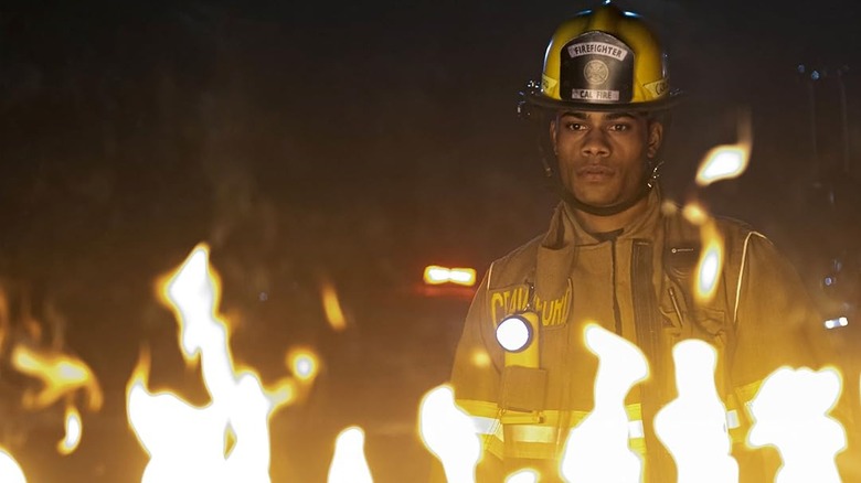 ஜோர்டான் காலோவே, ஜேக் க்ராஃபோர்டாக, நெருப்பு தேசத்தில் இரவில் தீப்பற்றி எரிவதைப் பார்க்கிறார்