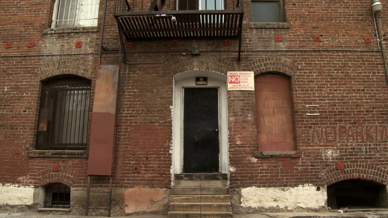 Exterior shot of Charlie and Frank's apartment on It's Always Sunny in Philadelphia