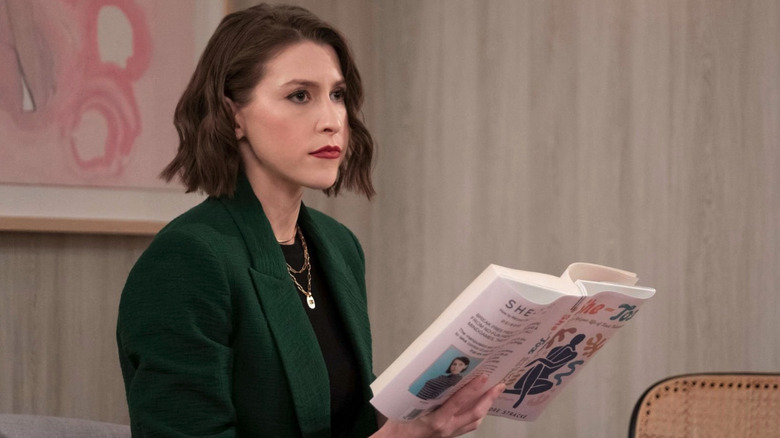 Eden Sher as as Deirdre, reading a book in How I Met Your Father