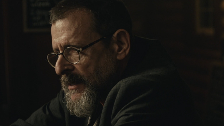 Judd Nelson as Sam Sloane sitting at a bar in The Final Run