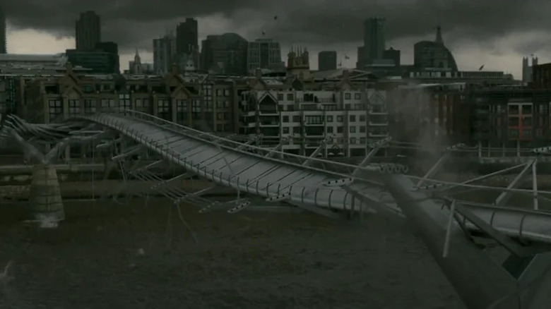 Millennium Bridge being attacked in Harry Potter and the Half-Blood Prince