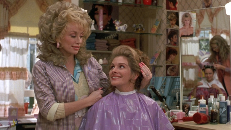 Dolly Parton as Truvy and Julia Roberts as Shelby in Steel Magnolias