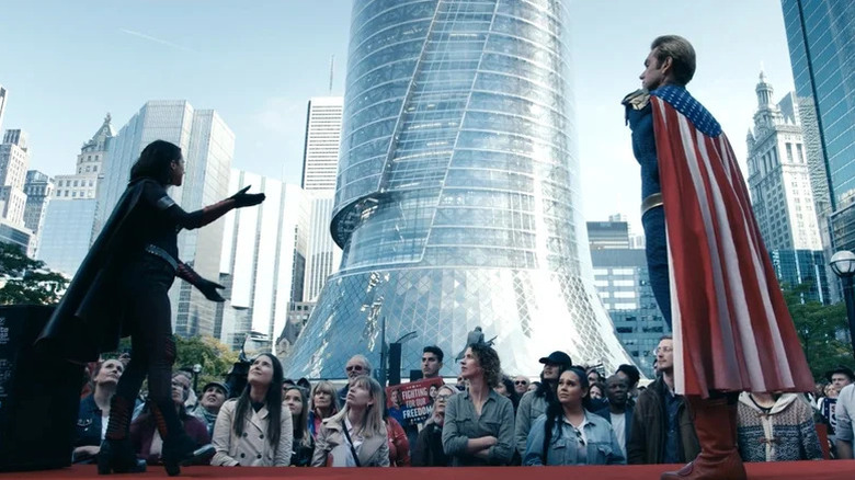 Aya Money como Stockfront e Antony Starr como proprietário em frente à torre para meninos