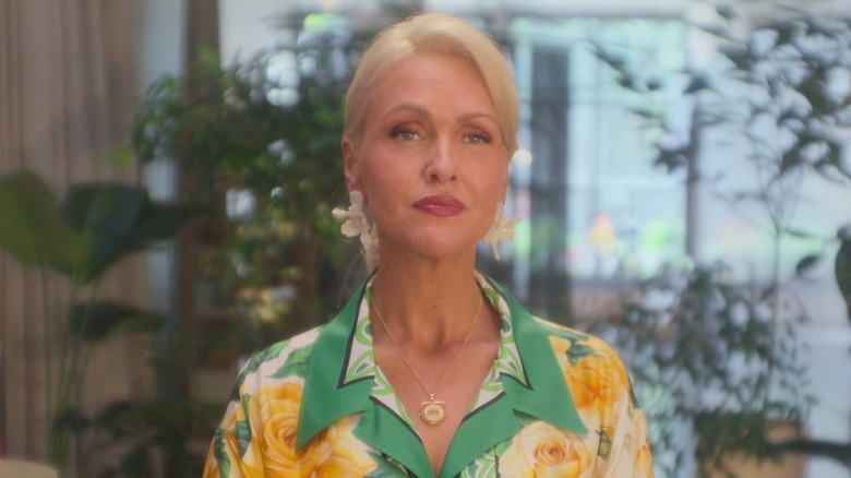 Jenn Lyon as Cloe, looking judgmental on Sirens