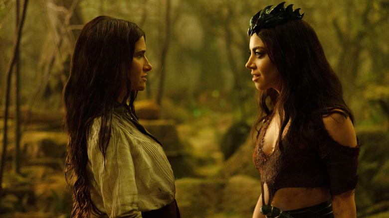 Kathryn Hahn como Agatha y Aubrey Plaza como Rio en Agatha All Along