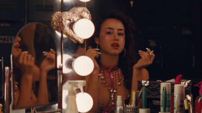 ప్రిస్సిల్లా తన మేకప్ చేస్తూ యుఫోరియాలో సిగరెట్ తాగుతోంది