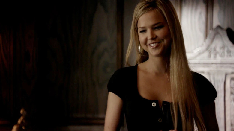 Lexi Branson van Arielle Kebbel lacht in The Vampire Diaries
