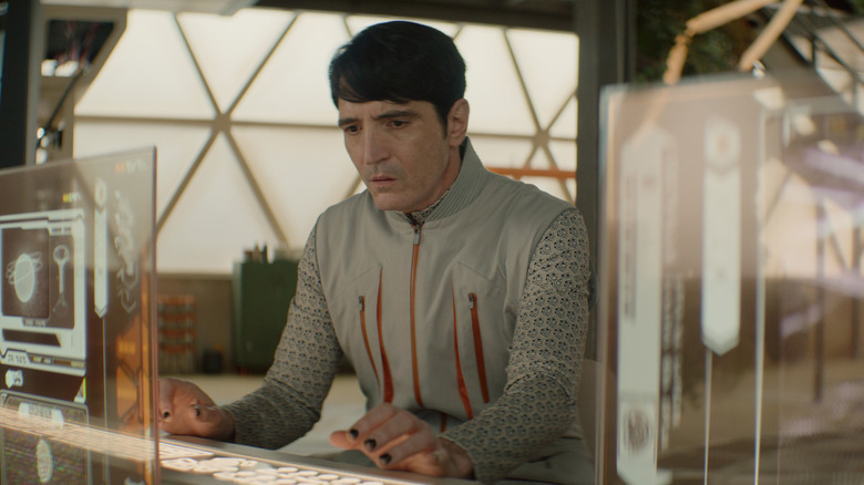 David Dastmalchian's Gurathin working on a computer on Murderbot