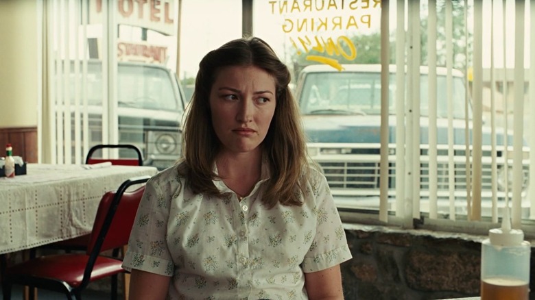 Carla Jean Moss sitting in a restaurant in No Country for Old Men