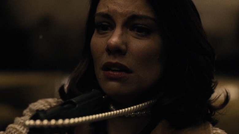 Lauren Cohan as Martha Wayne having hear pearl necklace snapped in Batman v Superman: Dawn of Justice