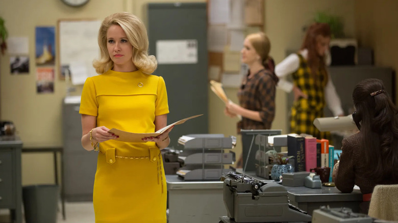 Jane holding a folder in the newsroom on Good Girls Revolt