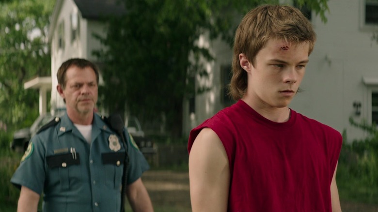 Henry Bowers van Nicholas Hamilton staat buiten terwijl een politieagent in It.jpg nadert