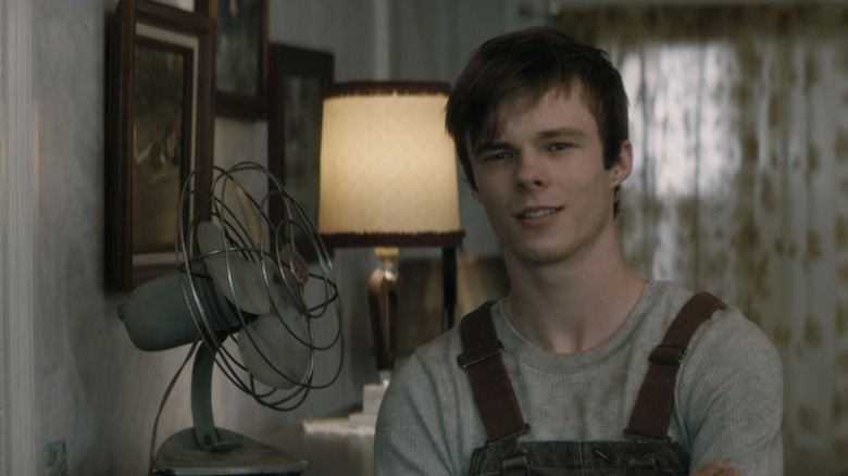 Nate van Nicholas Hamilton zit in een woonkamer in Brave the Dark