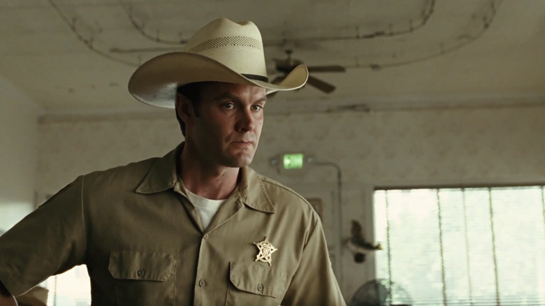 Garret Dillahunt's Wendell stands in a diner in No Country for Old Men