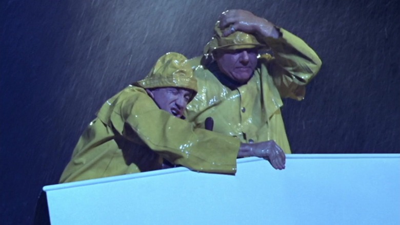 Gilligan y el Comandante en condiciones climáticas adversas desde "La isla de Gilligan" Secuencia de títulos.