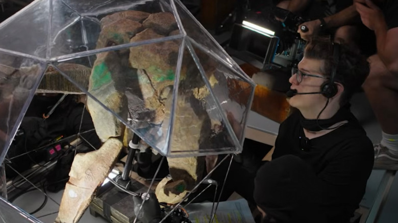 ప్రాజెక్ట్ హేల్ మేరీ సెట్‌లో జేమ్స్ ఓర్టిజ్ రాకీని పప్పెటీర్స్ చేస్తాడు