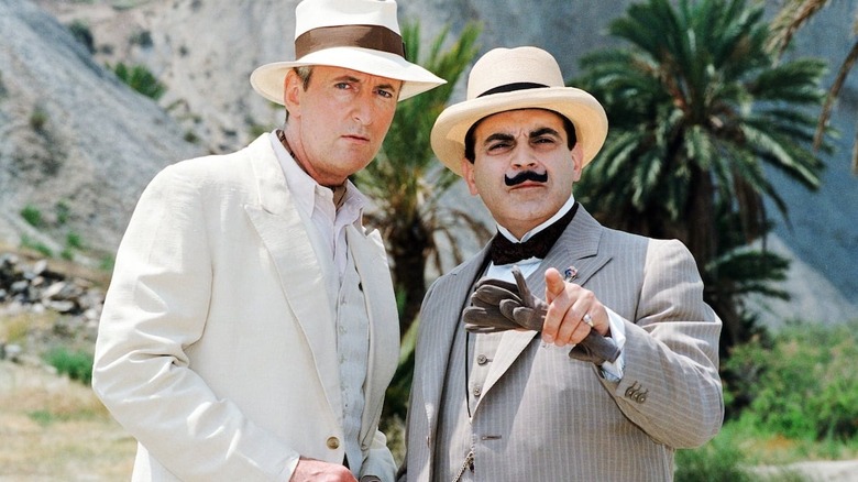 Poirot dan Arthur Hastings di luar ruangan di poirot Agatha Christie.