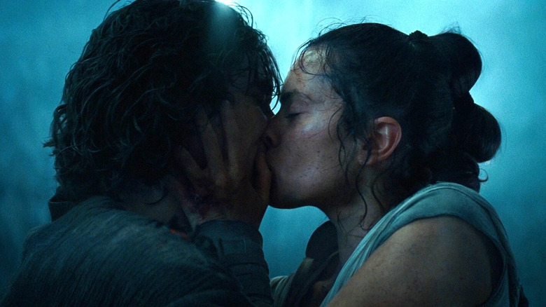 Kylo Ren and Rey kissing