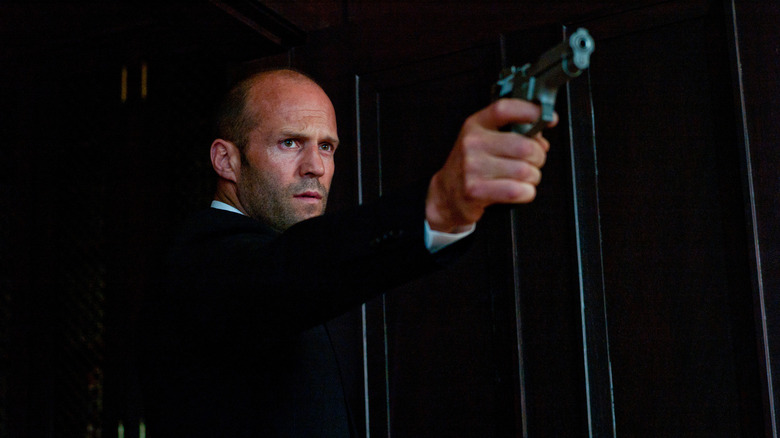 Parker pointing a gun in Parker (2013)